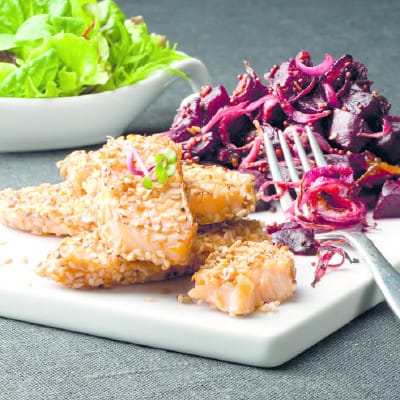 Halfgekookte zalm met bietenchutney